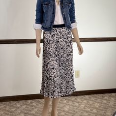 H&M Navy And White Floral Skirt. Elastic Waist. Hits Just Below Knee At Approximately 30 Inches Long. New. Casual Flowy Skirt For Brunch, Casual Non-stretch Midi Length Skirt, Casual Flowy Skirt For Spring, Casual Long Skirt For Brunch, Casual Pleated Skirt Bottoms For Brunch, Fitted Rayon Skirt For Day Out, Casual Rayon Midi Skirt, Casual Rayon Flared Skirt, Casual Flared Rayon Skirt