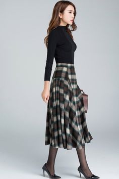 1950s plaid flare skirt, women's midi skirt 1626# – XiaoLizi Mode Style Anglais, Pleated Skirt Winter, Layering Sweaters, Long Plaid Skirt, Winter Mode Outfits, Sweaters Winter, Skirt Winter, Plaid Wool Skirt, Winter Instagram