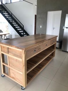 Diseñado y hecho a medida por Guillo Cinque Rustic Wood Kitchen Cabinets, Reclaimed Wood Kitchen Island, Industrial Kitchen Island, Tiny Kitchen Design, Reclaimed Wood Kitchen, Rustic Kitchen Island, Small Kitchen Island, Kitchen Island Table, Wood Kitchen Island