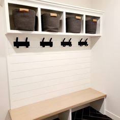 Mudroom Organization Mudroom Rack, Mudroom Hooks, House Closet, Mudroom Cabinets, Rack Industrial, Mudroom Lockers, Entryway Coat Rack, Mudroom Organization, Entry Ways