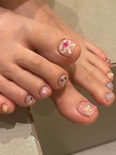 Pedicure Short Toenails, Cool Pedicure Ideas, Cute Feet Nails Toenails, Korean Pedicure Nail Art, Toes Pedicure Ideas, Toe Nail Art Designs Toenails, Korean Toe Nail Art, Feet Nails Color, Feet Nails Ideas