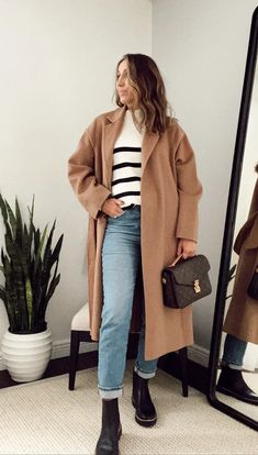 striped sweater, camel coat and jeans outfit Outfits Background, Striped Sweater Outfit, Camel Coat Outfit, Oversized Sweater Outfit, Outfits Cold, Outfit Autumn, Winter Fashion Outfits Casual, Outfit Chic, Outfits Dresses