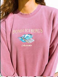 Oversized Tshirt Outfit, Bondi Icebergs, Pool Outfits, Vintage Crew Neck, Tokyo Street Fashion, Beach Vintage, Bondi Beach, Sweatshirt Outfit, Comfy Sweatshirt