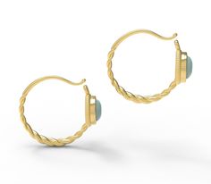 Les boucles d'oreilles romaines se ferment souvent sur le devant! Ces boucles d'oreilles ornées comportent une belle boucle torsadée et une pierre cabochon ronde maintenue dans un cadre de lunette sculpté magnifiquement délicat. Ils sont basés sur un exemple romain datant du IIIe siècle après JC.
\nCes boucles d'oreilles sont disponibles en deux tailles de boucles, et avec différentes pierres indiquées ci-dessous, qui sont également présentées sur les photos. Veuillez indiquer votre choix de pie Onyx, Gold Bracelet, Gold