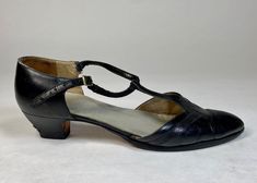 Vintage 1970's-does-1930's style retro classic FERRAGAMO t-strap shoes heels 8N 1930s Evening Shoes, Spring Vintage T-strap Sandals, 1930 Womens Shoes, Vintage T-strap Heels For Evening, Strap Shoes Heels, 1930’s Shoes, 1930s Shoes, T Strap Shoes, 1930s Fashion