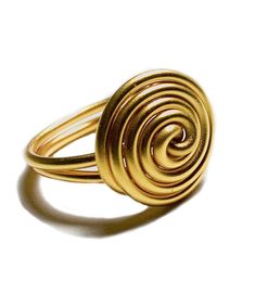 MAMIHLAPINATAPAI_03 ring in aluminium, gold colour. The threads intertwine to form a spiral, a symbol of strength, uniqueness, returning to its center, to its essence. Entirely handmade product, imperfections sign its uniqueness. Symbols Of Strength, Gold Colour, Gold Gold, Rings Statement, Statement Rings, Gold Color, Gold Rings, Force, Jewelry Rings