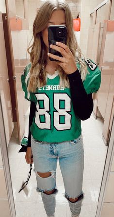 Wearing His Jersey Football, Cute Outfits For Nfl Football Games, Preppy Jersey Outfit, Football Jersy Outfits For Women, Jersey Night Theme Outfit Football, 49er Jersey Outfits Women, Eagles Jersey Outfit Women, Cute Football Jersey Outfits For Women, Football Game Outfit Jersey