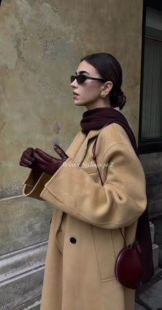 Winter Fashion Outfits Boots, Burgundy Gloves Outfit, Burgundy And Tan Outfit, Cold Office Outfit, Burgundy Outfit Aesthetic, Cocoa Outfit, Italy Fashion Winter, Burgundy Outfits For Women, Winter Fashion Outfits Dressy Classy