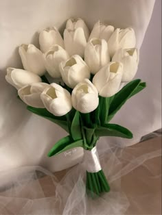 a bouquet of white tulips on a table