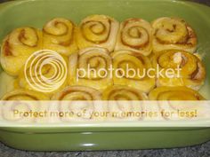 there are many rolls in the green dish