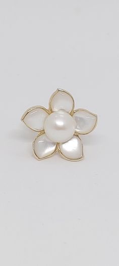 WHITE Mother of Pearl Flowers 14K Yellow Gold Ring. Freshwater Pearl Flower Ring. Pearl Flower Ring Sze 7. MOP Flower LOVER Ring. Product Info: -Stone: Mother of Pearl / Freshwater Pearl -Stone Color: White. -Flower Measures: 24x24mm -Pearl Size: 8mm -Metal: 14k Solid Yellow Gold. -Ring size: 7 -Nice Gift Box Included. Pearl Flower Ring, Fine Pearl Jewelry, Pearl Flowers, Ring Pearl, Pearl Stone, Pearl Flower, Flower Lover, Yellow Gold Ring, Pearl Size