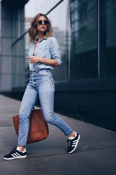 Adidas Gazelle Outfit, Casual Chique Stijl, Mama Jeans, Jeans Trend, Madewell Shirts, High Waisted Jeans Vintage, Look Jean, Spring Denim