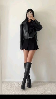 Short Black Skirt Outfit Aesthetic, Casual Black Mini Skirt For Alternative Fashion, Black Skirt Goth Outfit, Black Mini Skirt Outfit Alternative, Korean Outfits With Black Skirt, Estilo Indie, Dress Drawing, Woman Suit Fashion, Instagram Outfits