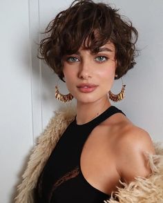 Medium Wedding, Bob Hairstyles For Thick, Sketching Ideas, Wavy Haircuts, Celebrity Hair Stylist, Curly Hair Cuts, Winter Hairstyles, Short Curly Hair, Wedding Color