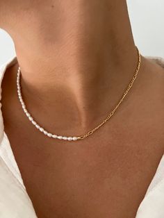 Pearls Jewelry Diy, Beaded Neckalce, Tiny Pearl Necklace, Boho Jewels, Figaro Necklace, Jewelry Making Necklace, Jewelry Accessories Ideas, Pearl Necklaces, Jewellery Ideas