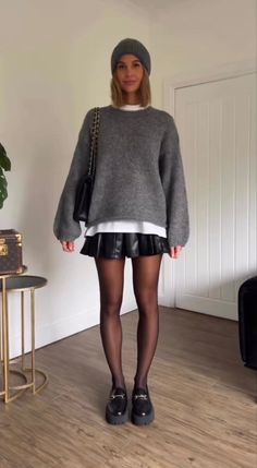 White T Shirt Under Sweater, Loafers And Tights Outfit, Outfit Short En Cuir, 50 Degrees Weather Outfit, Winter Outfits With Loafers, Skort Outfit Autumn, Coach Loafers Outfit, Black Skirt And Sweater Outfit, Chunky Oxfords Outfit