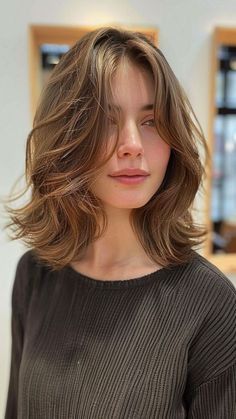 Medium Length Haircut With Layers Wolfcut, Feather Cut For Short Hair, Short Feathered Haircuts, Feathered Haircuts, Feathered Layers, Feather Cut, Rambut Brunette, Modern Short Hairstyles, Beauty Hair Color