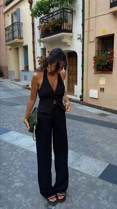 Airport Outfit To Miami, Summer Street Style Europe, Italy Outfits Dresses, Europe Evening Outfit, Europe Aesthetic Fashion Summer, North Italy Outfits, European Summer Holiday Outfits, 2025 Fashion Aesthetic, Rome Italy Street Style