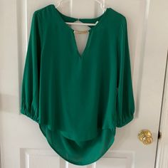 Meraki Size: Medium Green Flowy 3/4 Length Sleeve. Back Hem Is Slightly Longer Than Front Fun Scoop Opening On The Back Below The Gold Button Green 3/4 Sleeve Top For Work, Chic Green Half-sleeve Blouse, Chic Green Blouse With 3/4 Sleeves, Chic Green Half Sleeve Blouse, Elegant Green Blouse With 3/4 Sleeves, Corset Looks, Peasant Shirt, Black Floral Blouse, Cropped Long Sleeve Top