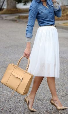 Falda blanca, blusa azul de mezclilla y zapatillas doradas Tule Rok, Mode Tips, Church Outfit, Modest Summer, White Midi Skirt, Outfits Modest, Dresses Modest, Elegante Casual