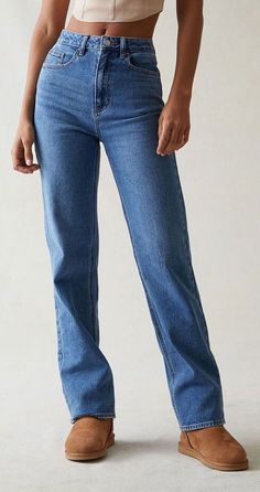 Types Of Boots, Seattle Style, Sandals Design, Low Rise Boyfriend Jeans, 90s Boyfriend, Jeans Pacsun, Woman Sandals, Amazing Woman, Wardrobe Outfits