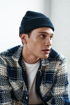 With a minimalist design without losing fashion the red jacket is really beautiful and fits well when worn revealing a unique feel of high quality. Man With Beanie, Mens Fashion Retro, Casual Plaid Shirt, Banks Journal, Popular Hats, Fashion Outerwear, Traje Casual, Summer Trends, Knit Fashion