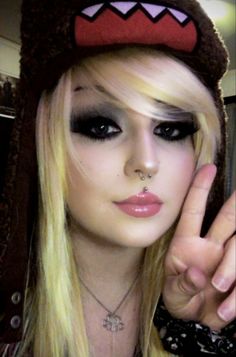 2000s Emo Makeup Looks, 2010s Emo Makeup, Emo Scene Makeup 2000s, Emo Eye Makeup 2000s, How To Do Scene Makeup, Red And Black Scene Outfit, 2000 Emo Makeup, Scene Makeup Emo, Early 2000s Emo Makeup