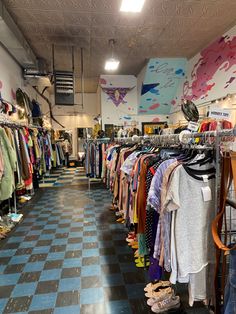 Thrift Store Interior Design, Vintage Store Displays, Clothing Store Interior, Coffee Outfit, Thrift Store Shopping, Boutique Inspiration