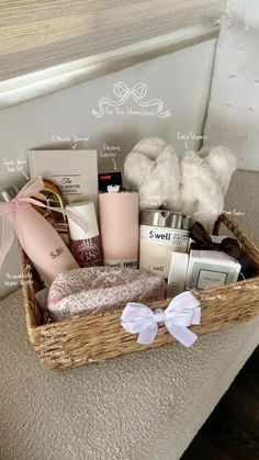 35+ Christmas Gift Basket Ideas for Friends and Family - HubPages Best Friend Bday Ideas, Comfy Basket Gift Ideas, Birthday Gift Basket For Friend, Gifts For Best Friends Baskets, Cute Present Ideas For Friends, Best'friend Birthday Gift Ideas, Giveaway Baskets Ideas, Ideas For Bday Gifts, Friends Basket Gifts