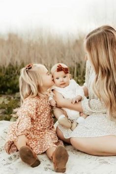 Mom And Kids Family Pictures, Mom With 4 Kids Photoshoot, Family Of 4 Picture Poses With Baby, Mom Two Kids Photoshoot, Mommy And Kids Photoshoot, Mom And Kids Fall Photoshoot, Mommy And Me Lifestyle Session, Fam Photos