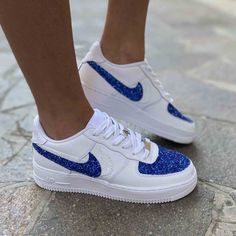 Nike Air Force One Custom Doppio Swoosh Glitter Bianco e Azzurro realizzata da LLab per te.   	LLab ha realizzato per voi queste scarpe personalizzate Nike Air Force One Custom Doppio Swoosh Glitter Bianco e Azzurro.  	La scarpa mantiene il suo colore bianco, l’iconico swoosh Nike viene sdoppiato nella parte esterna, il primo baffo è in glitter bianco, il secondo e in materiale azzurro.  	 Le scarpe personalizzate vengono completate con l'applicazione di glitter azzurro nella parte anteriore del Air Force One, Nike Air Force Ones, Force One, Girly Shoes, Air Force Ones, Air Force Sneakers, Custom Shoes, Nike Air Force Sneaker