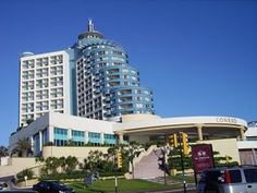 cars are parked in front of the hotel