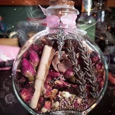 Aesthetic Whimsical, Witchcraft Magic, Wiccan Crafts, Jar Spells, Witch Bottles, Wiccan Decor, Magia Das Ervas, Crystal Garden, Witchy Crafts