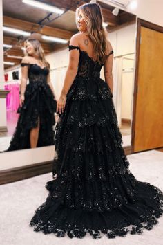 Senior Dresses, Prom Essentials, Modeling Dresses, Senior Prom Ideas, Farewell Dress, Prom Pose, Grad Dress Ideas, Witchy Wedding, Matric Farewell