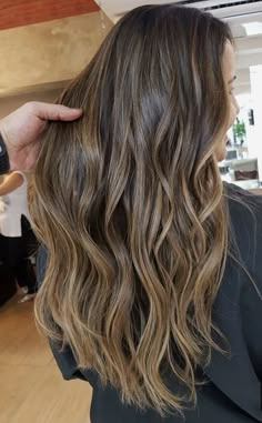 Brown Hair Inspo, Brunette Hair With Highlights, Gorgeous Hair Color, Brown Hair With Blonde Highlights, Brunette Balayage Hair, Brown Hair Balayage, Light Hair Color, Balayage Hair Blonde, Balayage Brunette