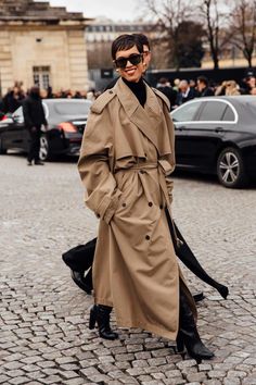 The 316 Best Street Style Looks from Paris Fashion Week Fall 2024 - Fashionista Paris Fashion Week Street Style Summer, Suzanne Koller, 2020 Street Style, Tommy Ton, Leandra Medine, Moda Paris, Coat Style, Street Snap