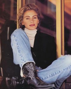 Iconic 90s Women, Classic Retro Outfit, 1980s Fall Fashion, Classy 80s Fashion, Feminine Masculine Style, 80s Celebs, 40s Mode, Look 80s, 90s Inspired Outfits