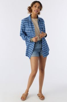 Always classic flannel shirt that has a front button closure with collar, allover plaid print and longer length detail. O'Neill Women's woven long sleeve flannel top 31" In length Oversized fit Brushed cotton flannel Front button closure with collar 100% Cotton brushed flannel Flannel Oversized, Oversized Flannel, Flannel Tops, Woman Weaving, Long Sleeve Flannel, Oversized Top, Tops Fall, Plaid Print, Brushed Cotton