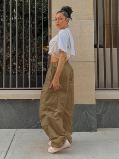 Mustard And Blue Outfit, Cargos Outfit Women, Baggy Brown Cargo Pants With Cargo Pockets, Loose Fit Brown Cargo Pants With Side Pockets, High Waist Brown Parachute Pants With Cargo Pockets, Loosely Fitted Brown Cargo Pants, Modeling Clothes, Parachute Trousers