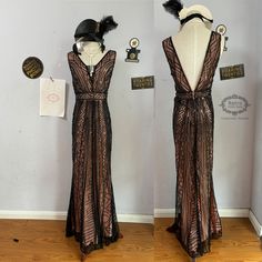 Comprend : 1 robe, 1 bandeau  Très heureux, mon ami est venu jouer avec moi, et mon ami m'a aidé en tant que modèle et a pris quelques séries de photos. Style des années 1920 vintage Gatsby déco perlé paillettes paon maille transparente clapet à franges rugissante robe de soirée/cocktail des années 20 Costume de Capelet 100 % polyester Robe cape à sequins, Petite Msh noir et paillettes dorées Silhouette de robe Fermeture éclair latérale cachée Cape de bain amovible Taille : veuillez vérifier l'i 1920s Long Dress, Long Flapper Dress, 1920s Dress Vintage, Downton Abbey Dress, 1920s Evening Dress, Downton Abbey Dresses, 20s Art, Capelet Dress, Bridal Shrug