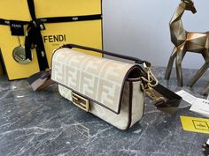 Unique beige embroidery and leather have a summer feel
A new color is a must-have. Size 26cm Lv Purse, Fendi Peekaboo, Lv Shoes, Medium Handbags, Mini Bucket Bags, Lv Handbags, Baguette Bag, Ladies Handbags, Branded Packaging