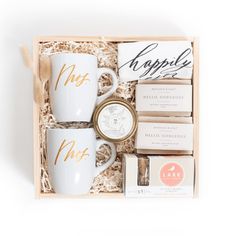 the coffee gift set includes two mugs, three tea bags and four cookies in a wooden box