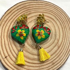 Davella Collections Festive Earrings Hand-Painted Wooden Heart With Yellow Tassel Beautifully Hand Painted On Heart Shaped Copal Wood Gold Plated Earpiece Excellent New Without Tags Condition! Description: The Artistry Of Copal Wood Crafts Finds Its Origin In The Vibrant Community Of San Martn Tilcajete, Oaxaca. Comprising Copal Wood And Adorned With Gold Plating, This Craft Tradition Has Been Lovingly Passed Down Through Generations. Over Time, The Disciplines Of Painting And Wood Carving Have Swarovski Heart Earrings, Crystal Jewelry Earrings, Festive Earrings, David Yurman Earrings, Diy Jewlery, Mexican Jewelry, Painted Earrings, Pumpkin Earrings, Costume Jewelry Earrings