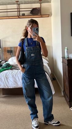 Flare Overalls Outfit, Overall Jeans Outfit, Overalls Women Outfits, Oversized Overalls Outfit, Long Overalls Outfit, Green Overalls Outfits, Summer Outfits Alt, Jean Overall Outfits, Summer Outfits Aesthetic Vintage