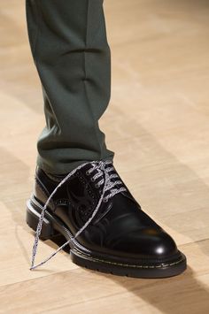 Dior Homme Fall 2018 | EXCELSIORBLOG Approved footwear files.   #nycstyle #footwear #excelsiorstudios #fashion Shoes Runway, Mens Fashion 2018, Shoes Fashion Photography, Dior Men, Contemporary Canvas, Creative Graphics, Punk Vintage, Mens Designer Shoes, Mens Boots Fashion