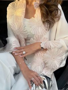 Rich Husband, Khaleeji Abaya, White Abaya, Arab Dress, Abaya Fashion Dubai, Elegant Style Women, Mode Kimono, Elegant Outfit Classy, Fashion Top Outfits