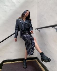 Rometty Boots Outfit, Doc Martens Rometty Outfit, Dr Martens Rometty Outfit, Chelsea Boots Outfit Dress, Dr Martens Chelsea Boots Outfit, Dc Martens Outfit, Black Chelsea Boots Outfit, Chelsea Boot Outfits Women, Dr Martens Rometty