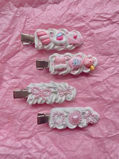 Handmade decoden clips! Decoden Hair Clips, Decoden Aesthetic, Clay Coquette, Kawaii Clips, Decoden Charms, Decoden Art, Decoden Ideas, Decoden Cream, Clay Hair Clips