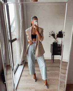 Hot And Minimalist Outfit, Effortless Hot Outfits, Nude Blazer Outfit, Class Woman, Blazer Outfits Casual, Casual Dressy, High Class, Blazer Outfits