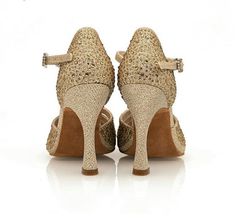 Women's Category: Latin Shoes Style: Heels Color: Gold Heel Type: Customized Heel Upper Materials: Sparkling Glitter Lining Materials: Leatherette Outsole Materials: Suede Embellishment: Rhinestone 
   
 Size Guide: 
   
 
 
 
 Dance Shoes Size Conversion Chart 
 
 
 For your reference only 
 Foot Length 
 
 
 US 
 UK 
 EUR 
 AU 
 CN 
 inch 
 cm 
 
 
 4-4.5 
 2-2.5 
 34 
 4.5 
 33 
 8.46 
 21.5 
 
 
 5 
 3 
 35 
 5 
 34 
 8.66 
 22 
 
 
 5.5 
 3.5 
 35.5 
 5.5 
 35 
 8.86 
 22.5 
 
 
 6 
 4 
 36 
 6 
 36 
 9.06 
 23 
 
 
 6.5 
 4.5 
 36.5-37.5 
 6.5 
 37 
 9.25 
 23.5 
 
 
 7-7.5 
 5 
 38-38.5 
 7 
 38 
 9.45 
 24 
 
 
 8 
 6 
 39 
 7.5 
 39 
 9.65 
 24.5 
 
 
 8.5 
 6 
 40 
 8 
 40 
 9.84 
 25 
 
 
 9 
 6.5 
 40.5 
 8.5 
 41 
 10.04 
 25.5 
 
 
 9.5 
 7 
 41 
 9 
 42 
 10.24 
 26 
 
 
 10 Salsa Shoes, Ballroom Shoes, Latin Shoes, Ballroom Dance Shoes, Rhinestone Heels, Gold Heels, Conversion Chart, Sparkles Glitter, Shoe Size Conversion